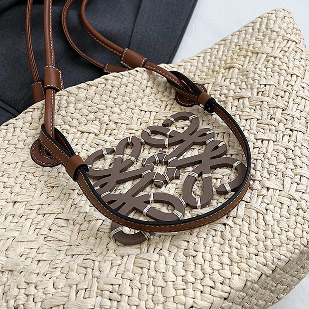 WOVEN BEACH BAG WITH WOODEN DETAIL