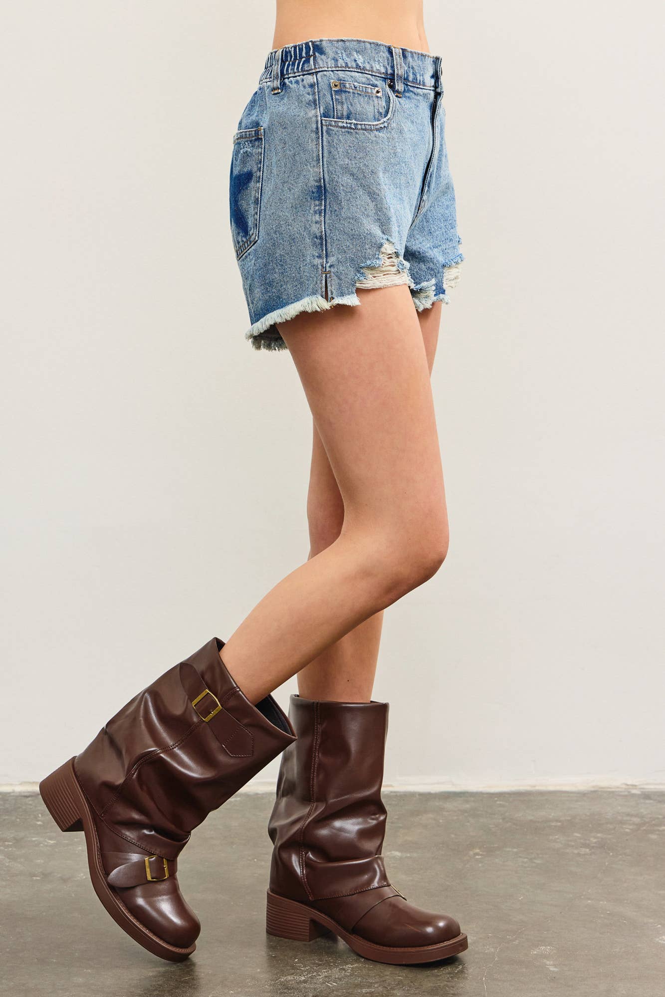 BACK POCKET STAR SHADOW PATCH DENIM SHORTS